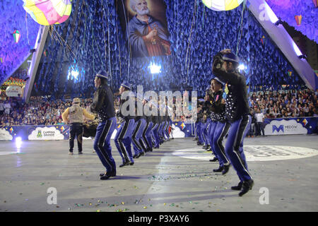 Quadrilha Paixão Junina (Cuité - PB), se apresenta com o tema 'Açucena - Flor da Paixão' no último dia como uma das 8 finalistas do concurso da 15ª edição do Concurso de Quadrilhas Juninas da Paraíba. Apresentação ocorreu na quinta-Feira (23) de junho no Parque do Povo, duranti o Maior São João do Mundo em Campina Grande - PB. Foto Stock