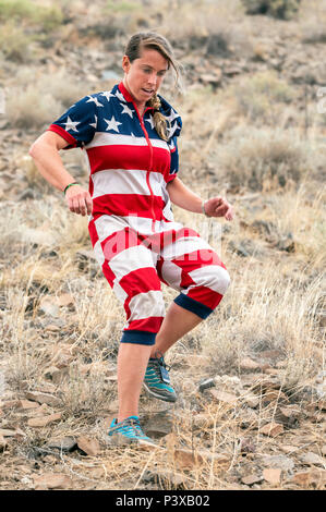 Atleta donna vestita di bandiera americana costume compete in una gara del piede e salire fino a 'S' Mountain (Tenderfoot Montagna) durante l annuale Fibark Festi Foto Stock