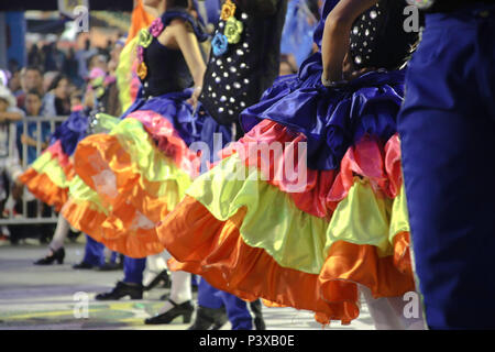 Quadrilha Paixão Junina (Cuité - PB), se apresenta com o tema 'Açucena - Flor da Paixão' no último dia como uma das 8 finalistas do concurso da 15ª edição do Concurso de Quadrilhas Juninas da Paraíba. Apresentação ocorreu na quinta-Feira (23) de junho no Parque do Povo, duranti o Maior São João do Mundo em Campina Grande - PB. Foto Stock