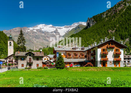 Vista estiva di Gressoney La Trinite, Valle d'Aosta, Italia con il Monte Rosa in background Foto Stock