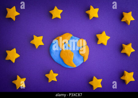 Il pianeta terra e cielo stellato di notte. Il pianeta terra è fatta fuori gioco di argilla (plastilina). Foto Stock
