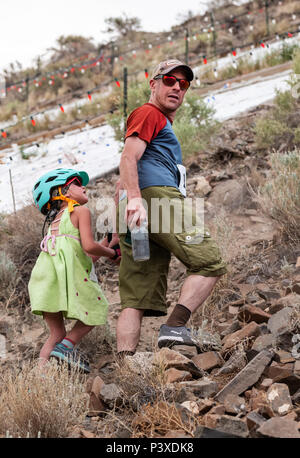 Padre e figlia giovane a competere su un piede di razza e di salire la 'S' Mountain (Tenderfoot Montagna) durante l'annuale Festival Fibark; Salida; Colorado; US Foto Stock