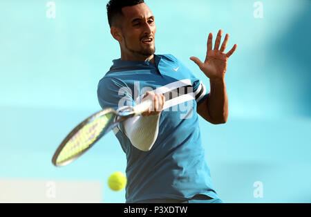 Australia Nick Kyrgios durante il secondo giorno del Fever-Tree Championship al Queens Club di Londra. PREMERE ASSOCIAZIONE foto. Data immagine: Martedì 19 giugno 2018. Vedi la storia del PA TENNIS Queens. Il credito fotografico dovrebbe essere: Steven Paston/PA Wire. . Foto Stock