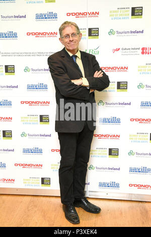 Simon Calder arriva per una serata con Dermot O&acirc;€™ Leary presso il London Irish Center in Camden Square, Londra. Foto Stock