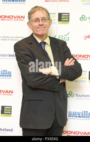 Simon Calder arriva per una serata con Dermot o' Leary al London Irish Centre di Camden Square, Londra. Foto Stock