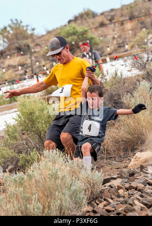 Padre e figlio giovane a competere su un piede di razza e di salire la 'S' Mountain (Tenderfoot Montagna) durante l'annuale Festival Fibark; Salida; Colorado; USA Foto Stock