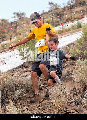 Padre e figlio giovane a competere su un piede di razza e di salire la 'S' Mountain (Tenderfoot Montagna) durante l'annuale Festival Fibark; Salida; Colorado; USA Foto Stock