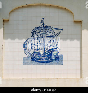 Vista di una splendida decorata azulejo piastrella raffigurante un portoghese nave caravel Foto Stock