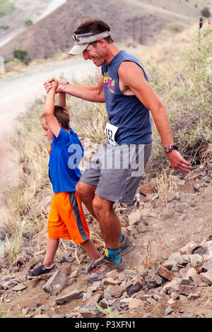 Padre e figlio giovane a competere su un piede di razza e di salire la 'S' Mountain (Tenderfoot Montagna) durante l'annuale Festival Fibark; Salida; Colorado; USA Foto Stock