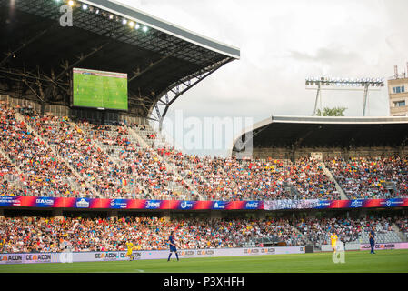 CLUJ, Romania - 16 giugno 2018: calcio rumeno Team oro giocando una partita amichevole contro il Barcellona leggende durante il Festival dello Sport Foto Stock