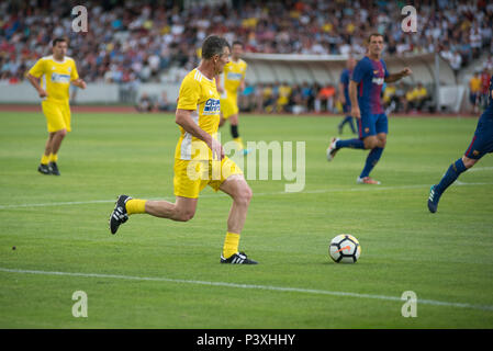 CLUJ, Romania - 16 giugno 2018: calcio rumeno Team oro giocando una partita amichevole contro il Barcellona leggende durante il Festival dello Sport Foto Stock