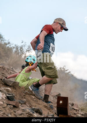 Padre e figlia giovane a competere su un piede di razza e di salire la 'S' Mountain (Tenderfoot Montagna) durante l'annuale Festival Fibark; Salida; Colorado; US Foto Stock