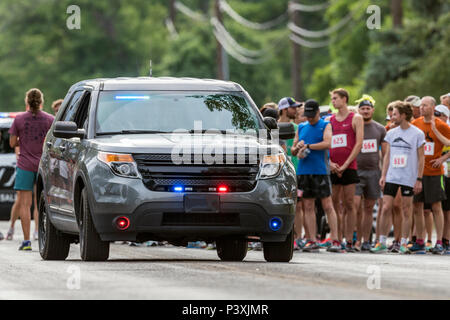 Auto della Polizia porta guide in 5K e 10K piedi gare; annuale festival Fibark; Salida; Colorado; USA Foto Stock