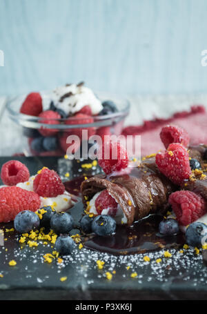 Cioccolato Gourmet Crepes-Closeup foto di cibo. Girato a vari angoli, overhead, verticale, orizzontale. Dolce con o prima colazione speciale. Foto Stock