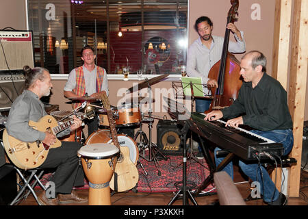 Agde, Francia. 15 giugno 2018. Michel Littee della band ti Moun Ka Joué si esibisce in concerto ad Agde, in Francia Foto Stock