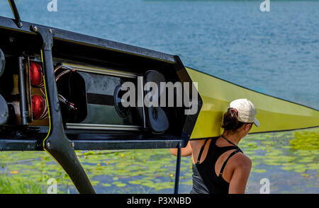 Donne Squadra di canottaggio porta una barca sulle sue spalle Foto Stock