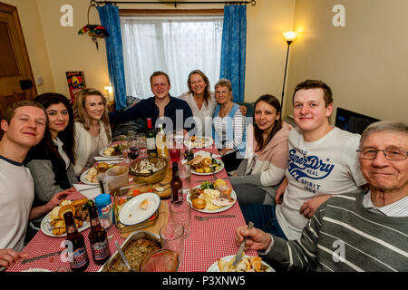 Un Multi famiglia generazionale seduto a pranzo, Sussex, Regno Unito Foto Stock
