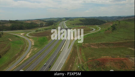 Imagem aérea de trevo na rodovia Governador Carvalho Pinto SP-070 e Rodovia Dom Pedro I SP-065. Foto Stock