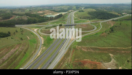 Imagem aérea de trevo na rodovia Governador Carvalho Pinto SP-070 e Rodovia Dom Pedro I SP-065. Foto Stock