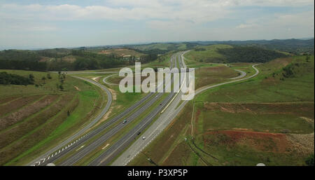 Imagem aérea de trevo na rodovia Governador Carvalho Pinto SP-070 e Rodovia Dom Pedro I SP-065. Foto Stock