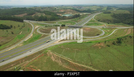 Imagem aérea de trevo na rodovia Governador Carvalho Pinto SP-070 e Rodovia Dom Pedro I SP-065. Foto Stock