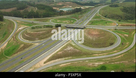 Imagem aérea de trevo na rodovia Governador Carvalho Pinto SP-070 e Rodovia Dom Pedro I SP-065. Foto Stock