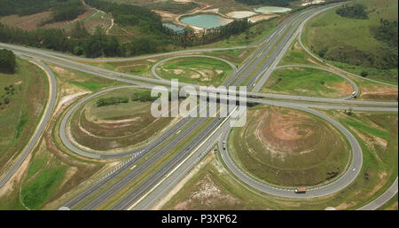 Imagem aérea de trevo na rodovia Governador Carvalho Pinto SP-070 e Rodovia Dom Pedro I SP-065. Foto Stock