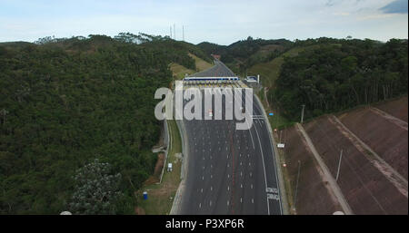 Imagem aérea da rodovia Nova Tamoios SP-099 vazia, com o pedágio ao fundo, em Paraibuna. Foto Stock