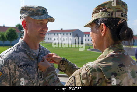 Stati Uniti La riserva di esercito di Brig. Gen. Marion Garcia, comandante il duecentesimo della polizia militare di comando dei perni, l'esercito encomio medaglia sulla Capt. James Balutowski, Operations Officer per la 304th MP Battaglione, 18 Luglio durante il guerriero esercizio 86-16-03 a Fort McCoy, Wisc. Balutowski si è aggiudicato il General Douglas MacArthur Leadership Award per il 2015. (U.S. Esercito Foto di Sgt. 1. Classe Giacobbe Boyer) Foto Stock