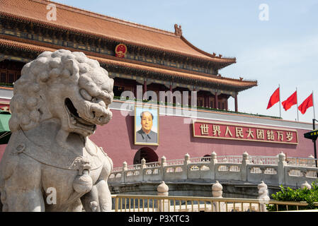 Pechino, Cina - 5 Giugno 2018: l'ingresso della famosa città proibita in città con il ritratto il presidente Mao Zedong e il guardiano cinese lions st Foto Stock