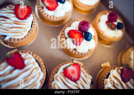 Disposti i dolci per la festa di nozze Foto Stock