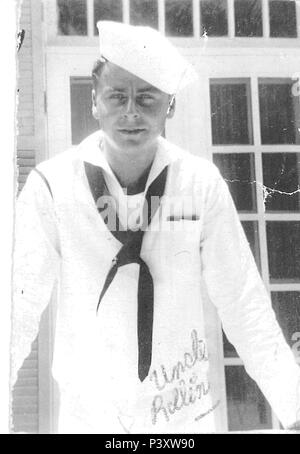 Coast Guard marinaio di prima classe Rollin A. Fritch pone nella sua uniforme mentre in congedo nel 1943. Fritch era un membro dell'equipaggio a bordo della USS Callaway durante la II Guerra Mondiale e morì durante un attacco kamikaze Gennaio 8, 1945. (U.S. La guardia costiera ha contribuito foto da Donna Fuller/RILASCIATO). Foto Stock