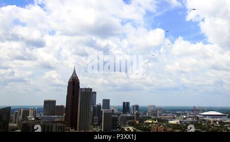 Un sei-nave C-130 Hercules formazione da Dobbins Air Base di riserva, Ga., vola sopra il centro cittadino di Atlanta il 9 luglio 2016. La 94th Airlift Wing condotta proficiency missioni di formazione sopra il centro cittadino di Atlanta e di gran parte dell'area metropolitana. (U.S. Air Force foto/Staff Sgt. Daniel Phelps) Foto Stock