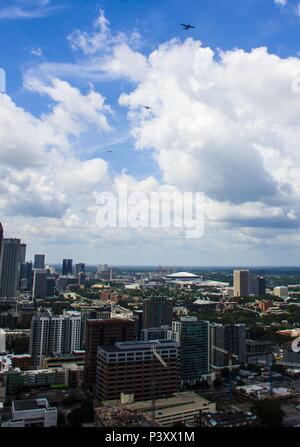 Un sei-nave C-130 Hercules formazione da Dobbins Air Base di riserva, Ga., vola sopra il centro cittadino di Atlanta il 9 luglio 2016. La 94th Airlift Wing condotta proficiency missioni di formazione sopra il centro cittadino di Atlanta e di gran parte dell'area metropolitana. (U.S. Air Force foto/Staff Sgt. Daniel Phelps) Foto Stock