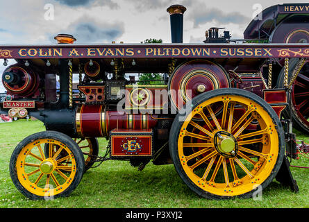 Un tradizionale motore a vapore sul display all'annuale ad alto villaggio Hurstwood Fete, Sussex, Regno Unito Foto Stock