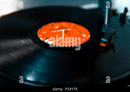 Disco in vinile giocando su un record giocatore Foto Stock