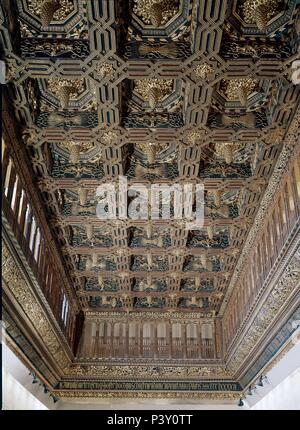 ARTESONADO MUDEJAR DEL SALONE DEL TRONO DEL PALACIO DE LOS REYES CATOLICOS - 1488-1492. Autore: Faraig de Gali (XV sec.). Posizione: Castillo de la Aljafería-CORTES Aragona, Spagna. Foto Stock