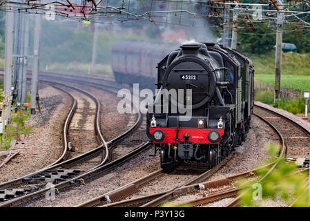 Winwick Cheshire Regno Unito. Il 18 giugno 2018. La più famosa del mondo locomotiva a vapore, LNER A3 classe 4-6-2 n. 60103 Flying Scotsman visto crossing Foto Stock