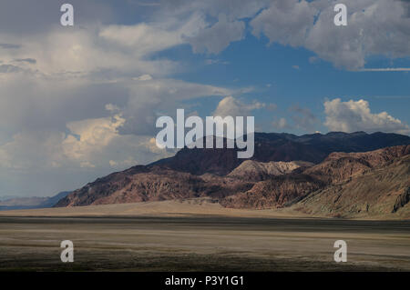 Il piano della valle a Badwater, Valle della Morte. Questo è il punto più basso negli Stati Uniti continentali, visto qui in un caldo pomeriggio di agosto. Foto Stock