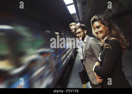 La gente di affari in attesa per la metropolitana Foto Stock