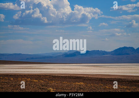 Il piano della valle a Badwater, Valle della Morte. Questo è il punto più basso negli Stati Uniti continentali, visto qui in un caldo pomeriggio di agosto. Foto Stock