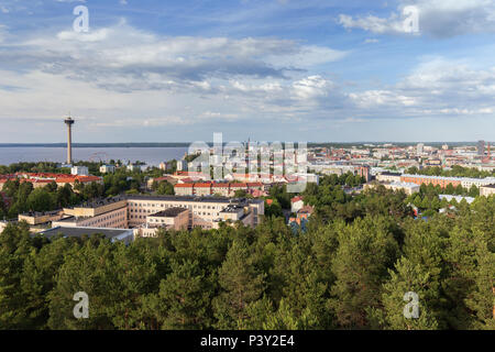 Näsinneula torre di osservazione e la città di Tampere, Finlandia, visto dal di sopra in una giornata di sole in estate. Foto Stock