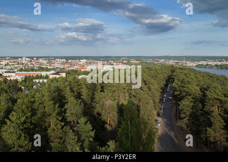Città di Tampere, Finlandia, e lussureggianti alberi all'Pyynikki ridge visto dal di sopra in una giornata di sole in estate. Foto Stock