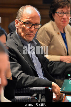 Bagno, Maine -- 5/27/15 -- STATI UNITI Segretario di lavoro, Thomas Perez, ascolta Bath Iron Works (BIW) leadership nel corso del pranzo in occasione di una visita a BIW con U.S. Il senatore Susan Collins (R-Maine) mercoledì. La delegazione ha visitato il bagno e il Cantiere Navale di Portsmouth in Kittery a promuovere i partenariati tra privato e pubblico sui posti di tirocinio nell'industria marittima. Foto Stock