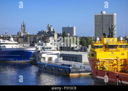 Le navi ancorate nel porto di Aberdeen / Harbour, Aberdeenshire, Scotland, Regno Unito Foto Stock