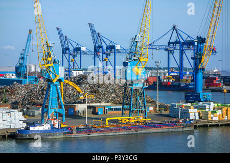 Gru di banchina e rottami di metallo heap nel porto di Aberdeen / Harbour, Aberdeenshire, Scotland, Regno Unito Foto Stock