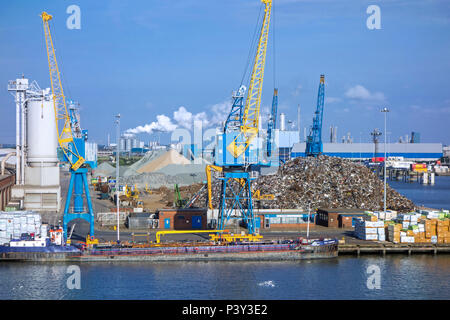 Gru di banchina e rottami di metallo heap nel porto di Aberdeen / Harbour, Aberdeenshire, Scotland, Regno Unito Foto Stock