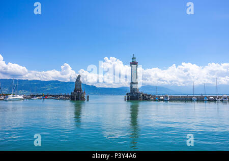 Lindau am Bodensee, Baviera, Germania - Vista dell'ingresso del porto con il leone bavarese e del faro. Foto Stock