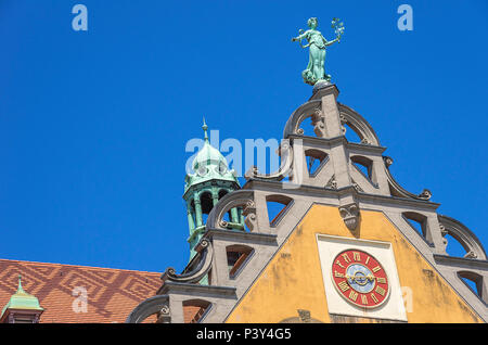 Lindau am Bodensee, Baviera, Germania - Timpano di ex principale ufficio postale. Foto Stock