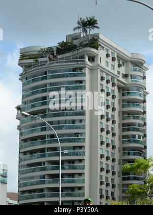 Prédio de apartamento de luxo com árvores grandes cobertura na na Barra da Tijuca, zona oeste, no Rio de Janeiro, RJ. Foto Stock